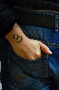 tre, mano, tasca, jeans, numero, tatuaggio, cintura