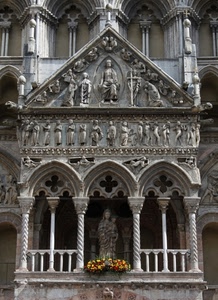 fiori, colonne, chiesa, madonna, archi, balcone, statue, bassorilievi, facciata