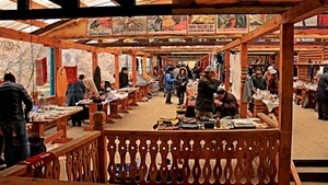 persone, legno, mercato, tavoli, mercatino, bancarelle, travi, staccionata, balaustra, ringhiera, esposizione, poster