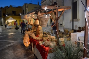 luci, mercato, cesti, bancarelle, persone, case, rosso, piazza, notturno, bancarella, mercatino, strada, blu, legno, finestre, sera