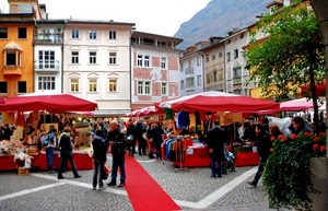 mercato, rosso, piazza, persone, bancarelle, tappeto, finestre, palazzi, passanti