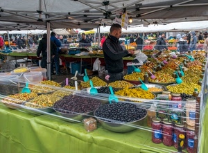 mercato, olive, cibo, palette, colori, barattoli, uomo, frutta, persone, bancarella, ombrelloni