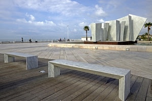 panchine, monumento, marmo, palme, piazza, cielo, mare, fontana