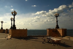 lampioni, panchina, nuvole, lungomare, piccioni, mare, cielo, uccelli, colombi, ringhiera