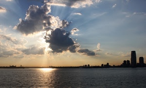 nuvole, cielo, mare, sole, raggi, tramonto, azzurro, grattacieli, acqua, riflesso, panorama, palazzi, controluce, alba, città, grattacielo