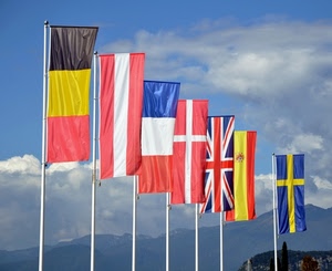 bandiere, cielo, colori, nuvole, rosso, aste, giallo, montagne, bianco, nero, azzurro, blu, croce, vento