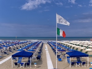 mare, ombrelloni, spiaggia, bandiere, blu, tricolore, sabbia, cielo, passerella, nuvole, bianco, gazebo, italia, orizzonte, bandiera, asta