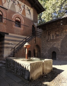 fontana, scala, acqua, cortile, affreschi, scale, casa, medioevo, ringhiera, dipinti, finestra, finestre, piazza