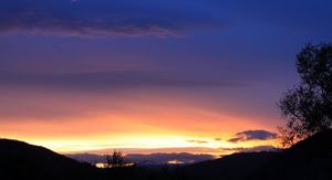 tramonto, alba, nuvole, cielo, alberi, colori, luce, giallo, blu, viola, colline, controluce, silhouette, nero, rosso, arancio, arancione, profilo