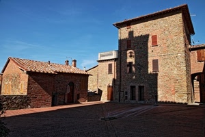 piazza, case, ombra, ombre, finestre, borgo, paese, azzurro, cielo, mattoni