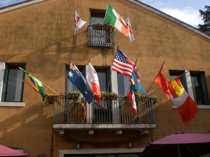 bandiere, finestre, balcone, casa, piante, rosso, bianco, ringhiera, vasi, verde, nazioni, colori, blu, tricolore, balconi, terrazzo, stelle, vento
