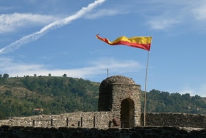 bandiera, cielo, giallo, rosso, nuvole, alberi, azzurro, torretta, collina, muro, asta, bianco, scia, colline, mura, bosco, garitta, arco