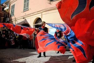 bandiere, blu, finestre, sbandieratori, rosso, tamburo, festa, case, costumi, archi, arco