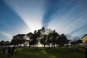 alberi, nuvole, verde, cielo, prato, persone, azzurro, controluce, raggi, rami, casa, erba, bianco, ombra