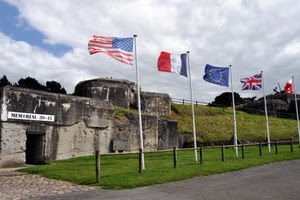 bandiere, prato, erba, verde, aste, bunker, cielo, nuvole, strada, cemento, alberi, memoriale, pennoni, staccionata, rifugio, rosso, ingresso, guerra, blu, steccato, vento