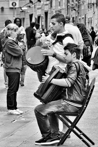 fisarmonica, sedia, bianconero, persone, ragazzi, tamburo, strada, musica, musicisti, suonatori, strumenti, suonare, gente, artisti, case, scarpe, due, mani