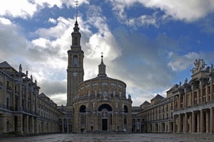 piazza, campanile, chiesa, colonne, nuvole, cielo, statue, palazzi, orologio, archi, portici, grigio, basilica, porte, azzurro, croce, finestre, cupola, santuario