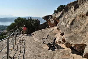 panchina, alberi, ringhiera, roccia, rocce, ombre, ombra, passante, uomo, panorama
