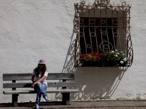 panchina, finestra, fiori, ragazza, grata, inferriata, cappello