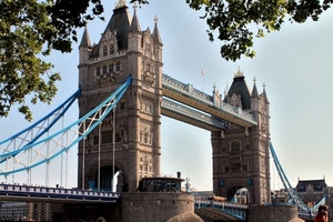 ponte, torri, londra, tiranti, foglie, finestre, rami, archi, verde, azzurro, cielo, alberi, albero, strada, torre, passerelle