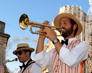 tromba, orologio, barba, occhiali, musicisti, cappelli, cappello, camicia, sassofono, papillon, cielo, musica, nero, paglietta, suonatori, suonare, ottoni, gilet, gilè, due, musicista