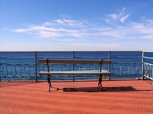 panchina, mare, ringhiera, cielo, ombra, acqua, nuvole, blu, azzurro, terrazza, rosso, orizzonte