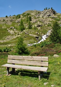 alberi, panchina, legno, montagna, verde, rocce, cielo, erba, azzurro, piante, pietre, fiori, ruscello, montagne