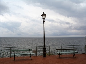 panchine, lampione, mare, ringhiera, cielo, nuvole, acqua, due