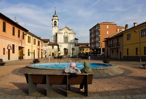 chiesa, fontana, panchina, piazza, campanile, persone