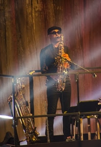 occhiali, strumenti, musicista, microfono, ottoni, luci, musica, nero, uomo, sassofono, suonatore, palco, berretto, sax, cappello, raggi, basco, ottone, luce, artista, oro, concerto