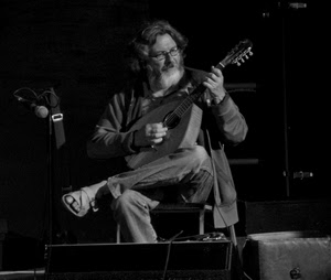 musicista, bianconero, musica, barba, occhiali, microfono, chitarra, mandolino, mani, uomo, strumento, sandalo, suonatore, corde, concerto, nero, suonare, seduto