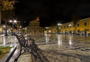 panchina, chiesa, piazza, luci, notte, bagnato, selciato, notturno