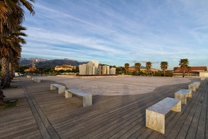panchine, piazza, palme, cielo, nuvole, alberi, monumento, fontana, marmo, panorama, case