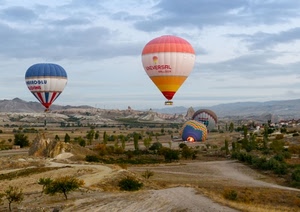 alberi, cielo, mongolfiere, nuvole, palloni, panorama, rosso, colori, mongolfiera, azzurro, montagne, volo, bianco, cappadocia, colline, giallo, campagna, paesaggio, sentiero, rosa