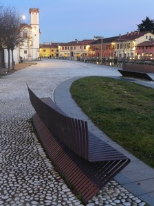 panchina, piazza, luci, chiesa, campanile, prato, ciottoli, case, aiuola