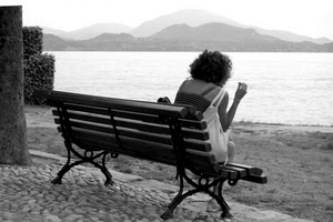 panchina, lago, bianconero, donna, montagne