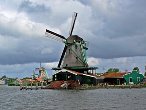 pale, nuvole, mulini, acqua, case, cielo, verde, vento, mulino, alberi, finestre, canale, mare, tetti, grigio, pali, fiume