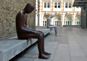 panchina, statue, palazzo, due, sedute, marmo, finestre, bronzo, sculture, piazza, muro