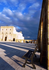 panchina, nuvole, archi, ombre, piazza, chiesa, cielo