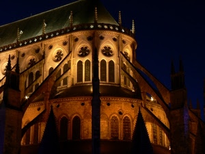 bifore, chiesa, rosoni, notturno, finestre, notte, luci, abside, architettura, archi, pinnacoli, tetto, duomo, basilica, cattedrale