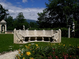 fiori, statue, alberi, panchina, verde, giallo, nuvole, giardino, cielo, ali, bianco, leoni, prato, pietra, azzurro, colonna, piante