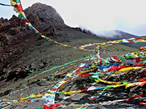 montagna, colori, rosso, bandierine, bandiere, nuvole, giallo, verde, bianco, rocce, ghirlande, cima, multicolore, azzurro, filo, festoni, vento