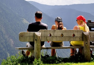 montagna, tre, panchina, legno, persone, erba, uomo, verde, donne, giallo, rosso, seduti, bandana, vista