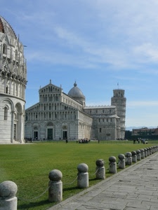 torre, cupola, pisa, prato, chiesa, battistero, pendente, duomo, verde, catene, colonne, campanile, cielo, prospettiva, strada, paracarri, piazza, miracoli, monumenti