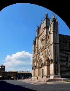 duomo, piazza, nuvole, chiesa, arco, cielo, rosone, guglie, facciata, orvieto, portone, architettura, azzurro, cornice, gotico, passanti