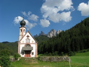 chiesa, montagna, nuvole, campanile, alberi, prato, cielo
