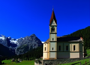 chiesa, campanile, montagna, alberi, montagne, prato, cielo, azzurro, neve, orologio