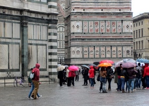 ombrelli, pioggia, persone, bicicletta, firenze, piazza, turisti, passanti, duomo
