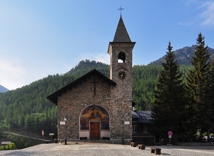 chiesa, campanile, alberi, montagna, croce, piazza, abeti, orologio