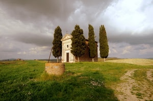 nuvole, alberi, pozzo, cipressi, cielo, verde, chiesa, erba, chiesetta, campagna, prato, croce, cappella